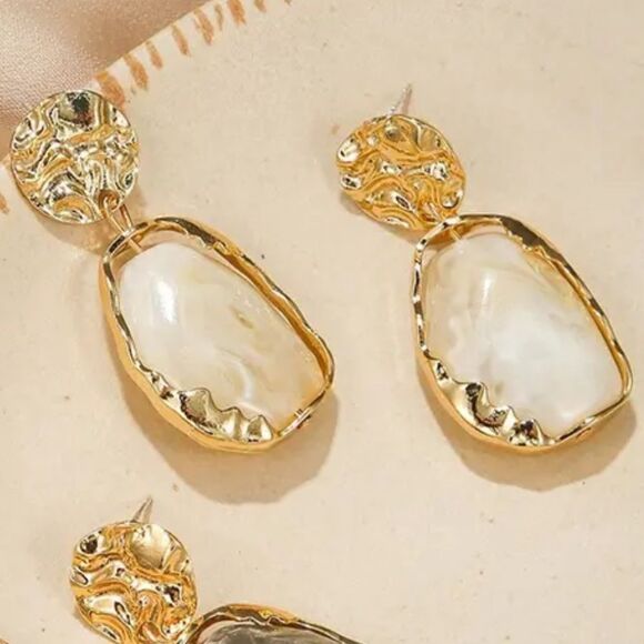 ⭐️Gold Tone White Ivory like Swirl Post Back Drop Dangle Earrings ⭐️ - Picture 2 of 16